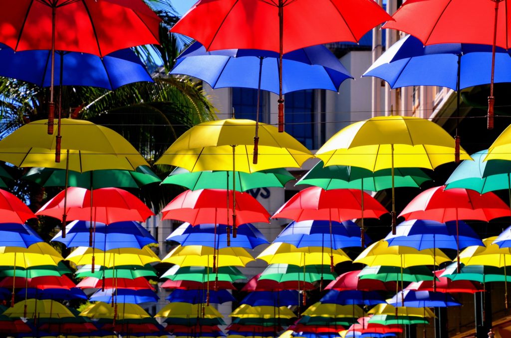 Die hängenden Regenschirme von Mauritius